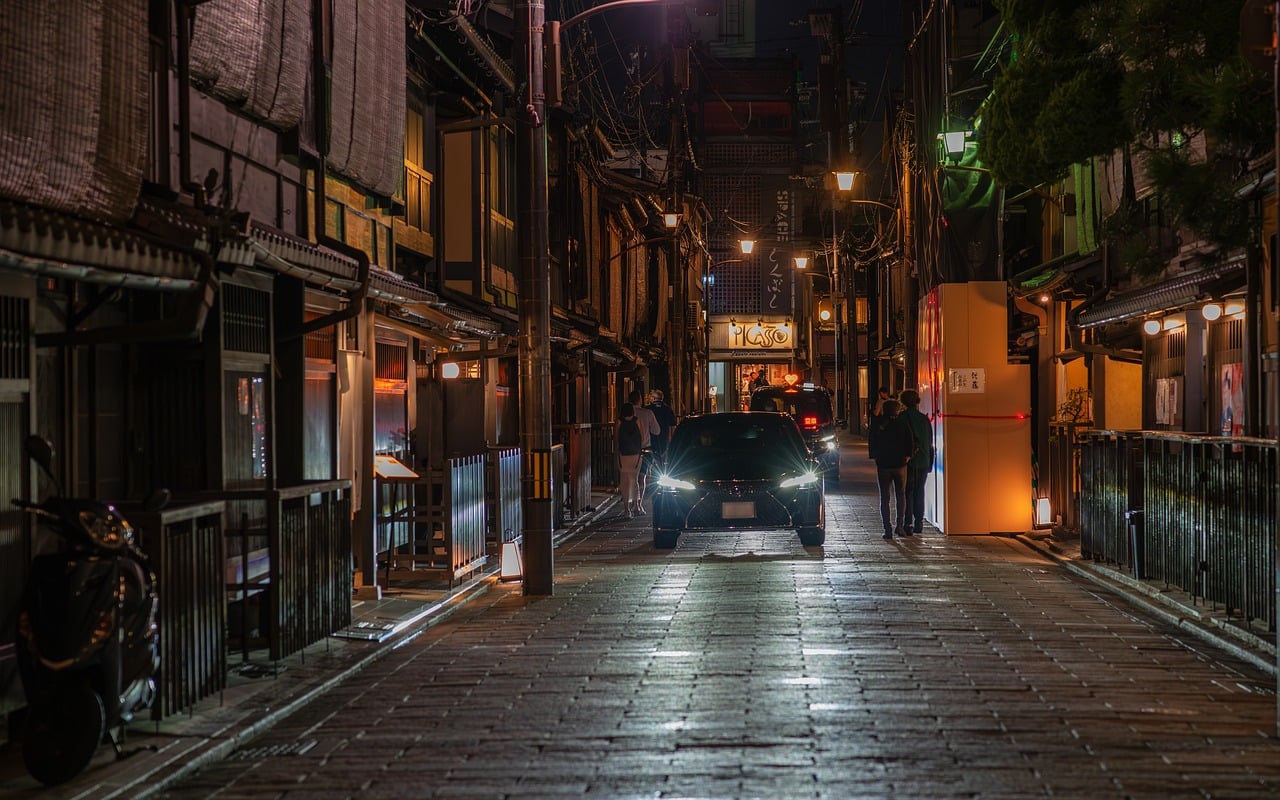 Lantern-lit evening in Gion, Kyoto